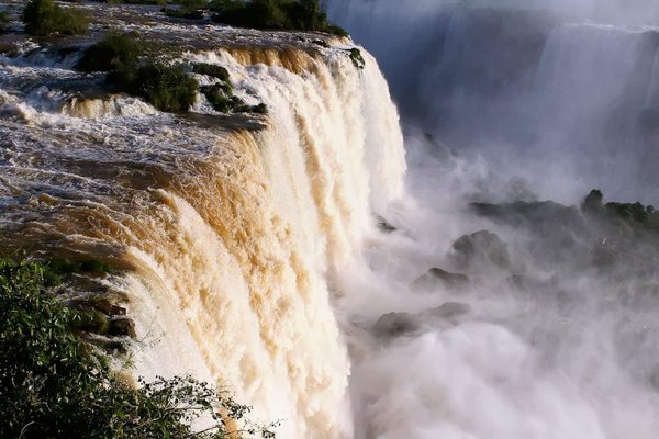 Comment organiser une exploration des chutes d'Iguazu à la frontière du Brésil et de l'Argentine ?